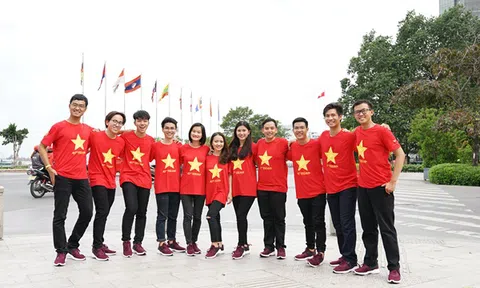 Đoàn đại biểu thanh niên Việt Nam lần thứ 45 diện áo cờ đỏ mừng Quốc khánh